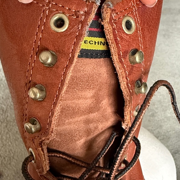 Ariat Men\'s Chestnut Leather Lace-Up Work Boots. Reinforced toe. Size 8D.